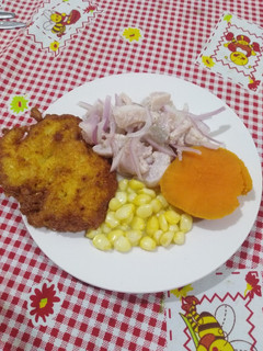 Una foto de Ceviche con tortita de choclo