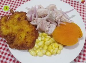 Una foto de Ceviche con tortita de choclo