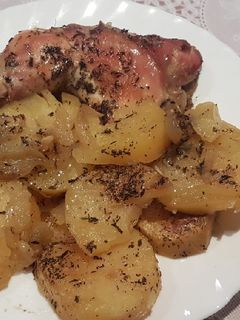 Una foto de Pollo con patatas al horno