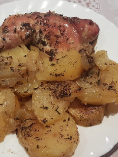 Una foto de Pollo con patatas al horno