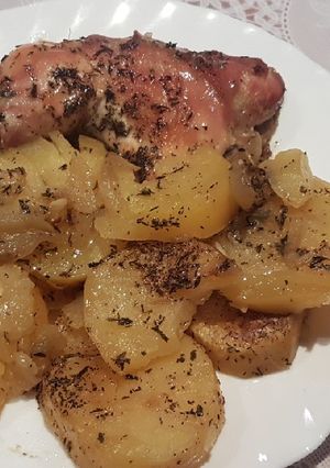 Una foto de Pollo con patatas al horno