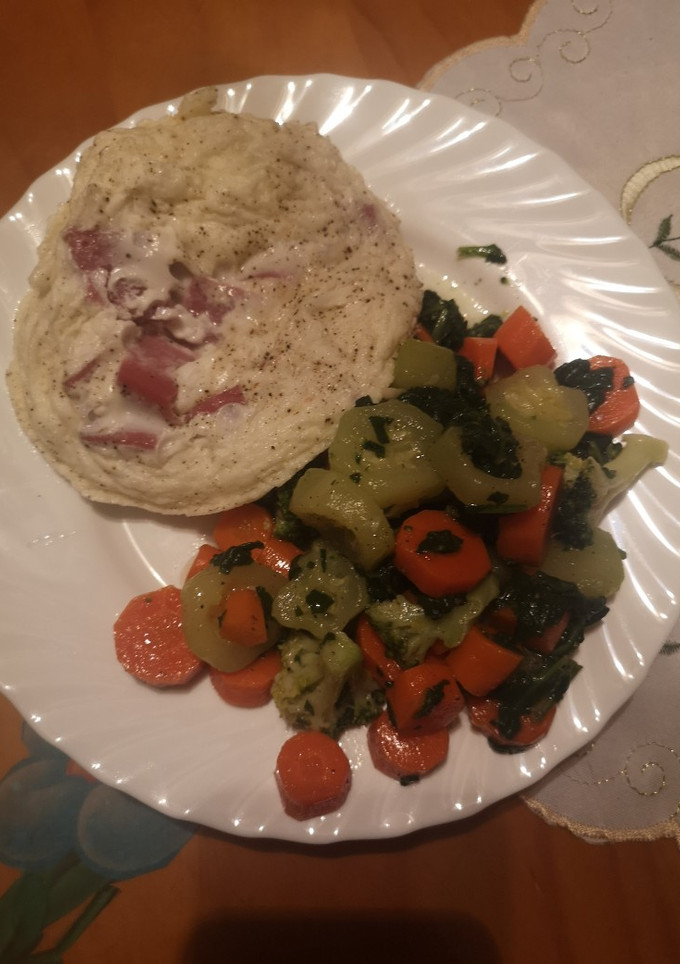 Una foto de Tortilla claras con pavo y verduras