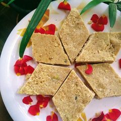 A picture of Peanut barfi.