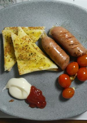 Foto resep Garlic Bread & Grilled Sausage