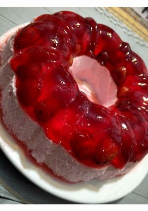 صورة لوصفة قالب الجلي بالفراولة والكريمة 🍓