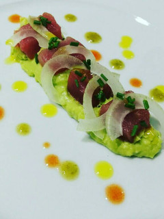 Una foto de Taquitos de atún fresco con aguacate