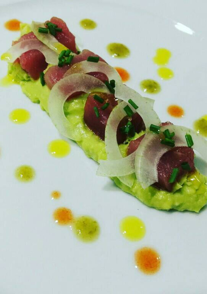 Una foto de Taquitos de atún fresco con aguacate