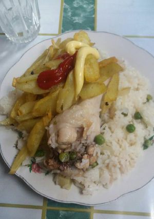 Una foto de Pavo con arroz, papas fritas y algo más