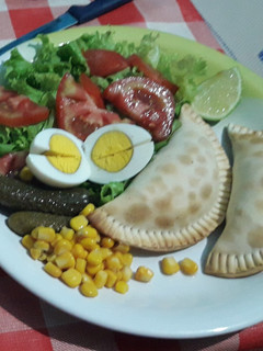 Una foto de Ensalada verde con pastel de acelga,😋súper fácil y delicioso🤗