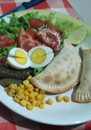 Una foto de Ensalada verde con pastel de acelga,😋súper fácil y delicioso🤗
