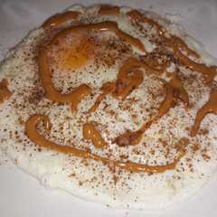 Una foto de Huevo "frito" con canela y mantequilla de cacahuete