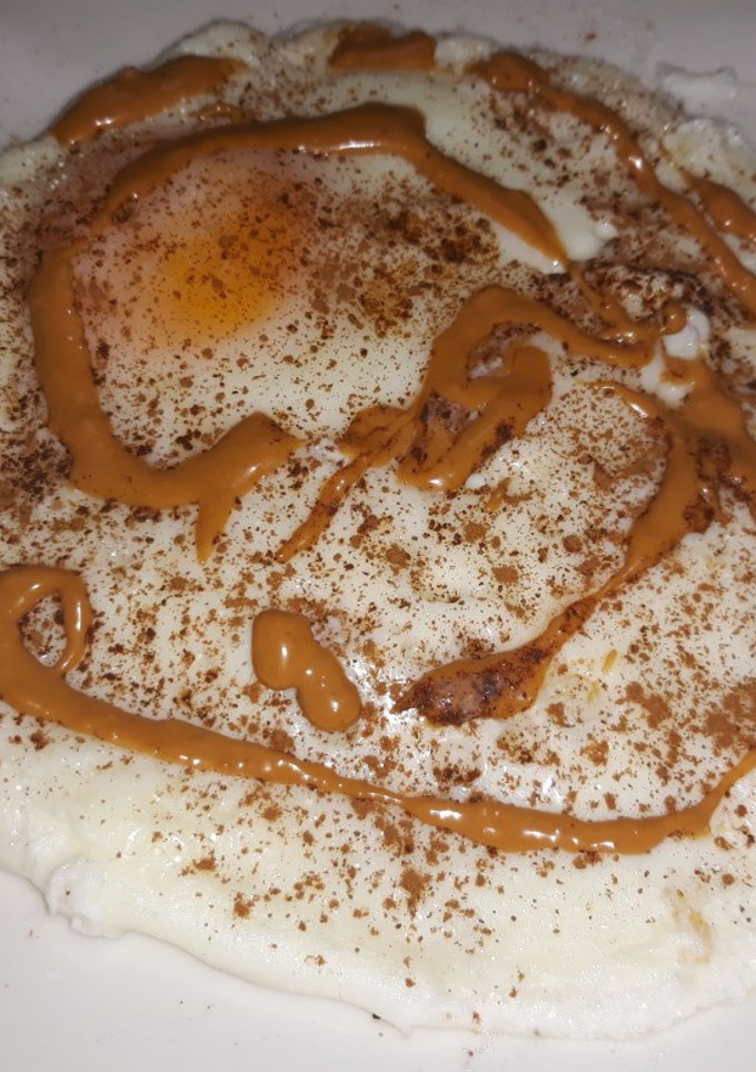 Una foto de Huevo "frito" con canela y mantequilla de cacahuete