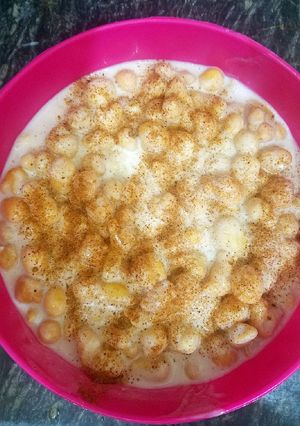 A picture of Dahi phulki chaat.