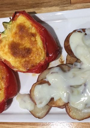 Una foto de Morrones con huevo y queso, y papas con salsa blanca de cebollitas de verdeo!!