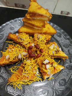 બ્રેડ પકોડા ચાટ (Bread Pakoda Chat Recipe In Gujarati) રેસીપી મુખ્ય ફોટો