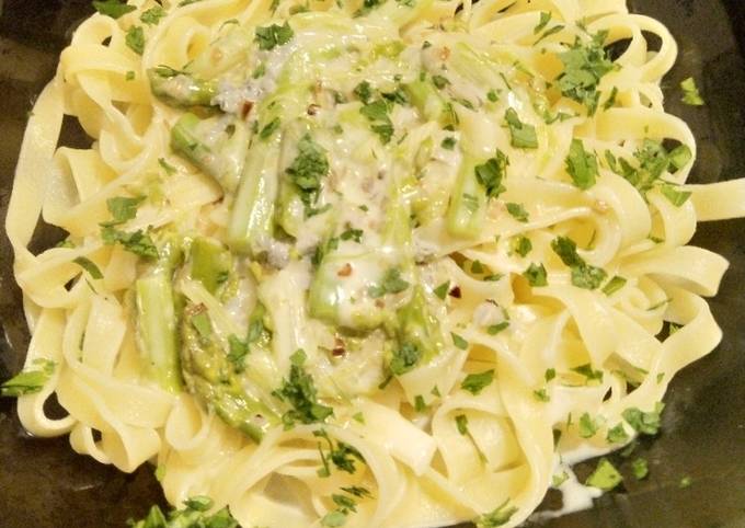 Pasta mit Spargel-Gorgonzola-Sauce Rezept von ChrisTine - Cookpad