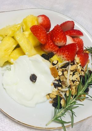 Una foto de Yogurt y Frutas con Granola o cereal Casero Sin Azúcar ! 🍓🍍