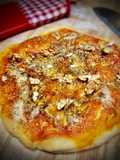 Pizza casera de Cabrales con pesto y nueces
