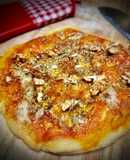 Pizza casera de Cabrales con pesto y nueces