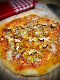 Una foto de Pizza casera de Cabrales con pesto y nueces