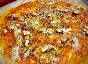Foto principal de Pizza casera de Cabrales con pesto y nueces