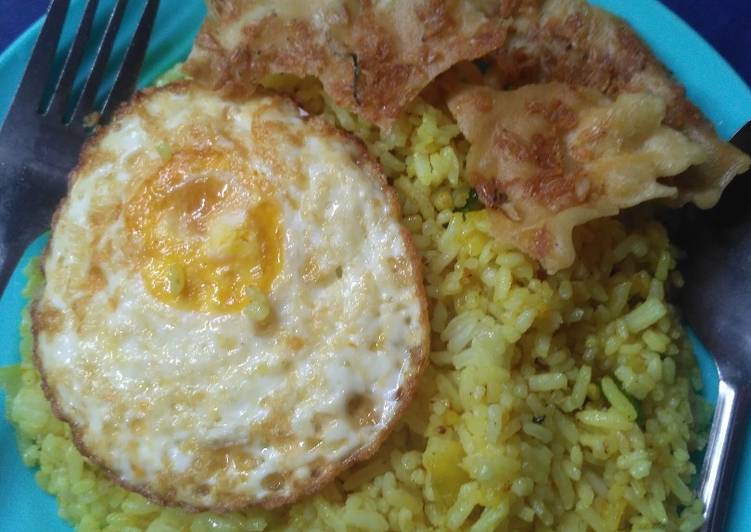 Menu sarapan simple Nasi Goreng Kunyit ceplok #Telur3in1