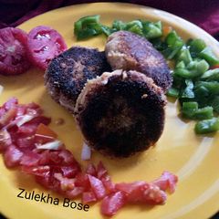 A picture of Capsicum and tomato salsa stuffed upma cheese kebaab.