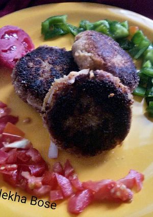 A picture of Capsicum and tomato salsa stuffed upma cheese kebaab.