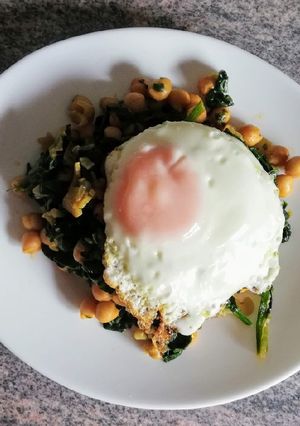 Una foto de Espinacas con garbanzos ligeras