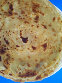A picture of Soft chapati and green peas.