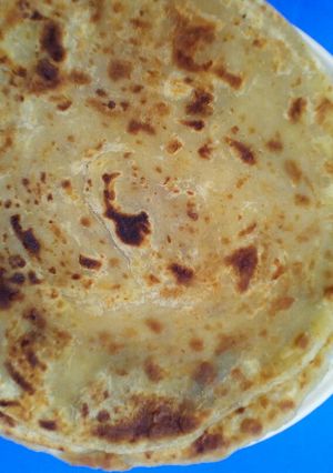 A picture of Soft chapati and green peas.