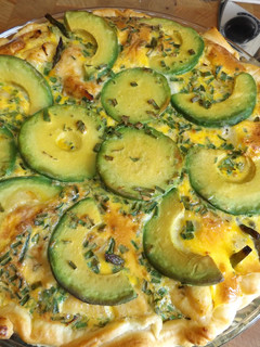 Una foto de Quiché de pollo con espárragos y aguacate