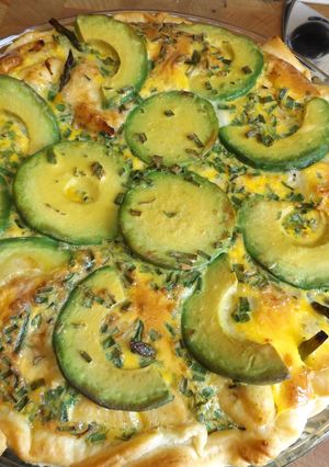 Una foto de Quiché de pollo con espárragos y aguacate
