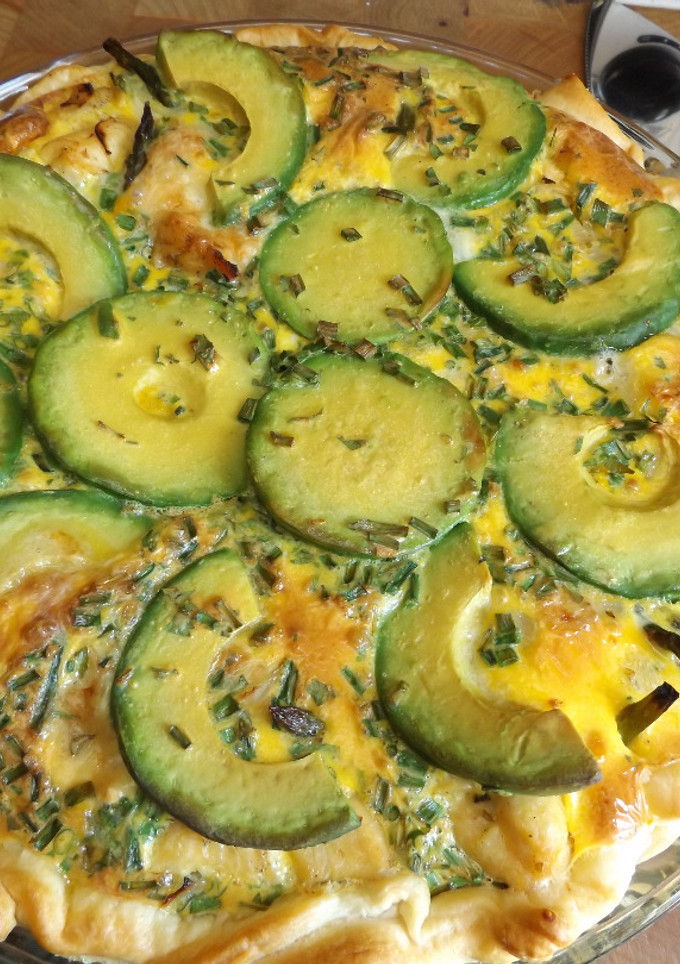 Una foto de Quiché de pollo con espárragos y aguacate