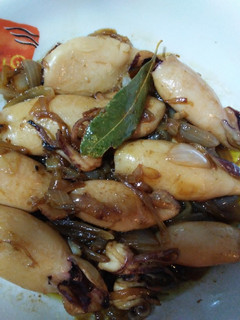 Una foto de Calamares encebollados al laurel