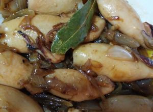 Foto principal de Calamares encebollados al laurel