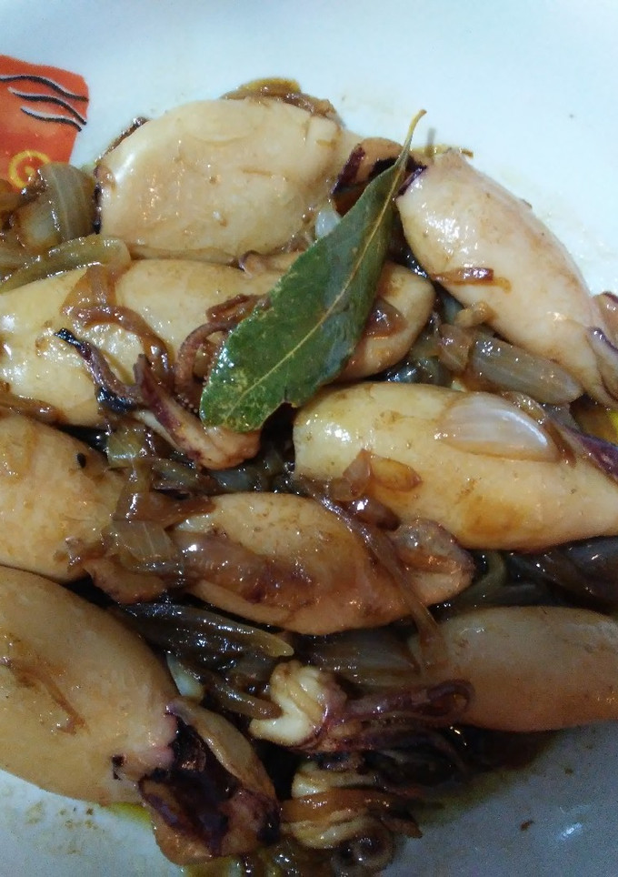 Una foto de Calamares encebollados al laurel