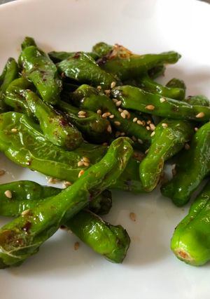 A picture of Japanese small green pepper fry with butter.