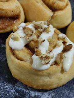 Una foto de Cinnamon Rolls (Rollitos de Canela) con nuez