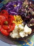 Ensalada de coliflor, tomates, choclo y repollo morado
