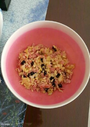 Una foto de Ensalada de lechuga, jamón, queso, uvas pasas y miel