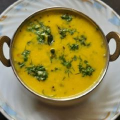 A picture of Dahi kadi.