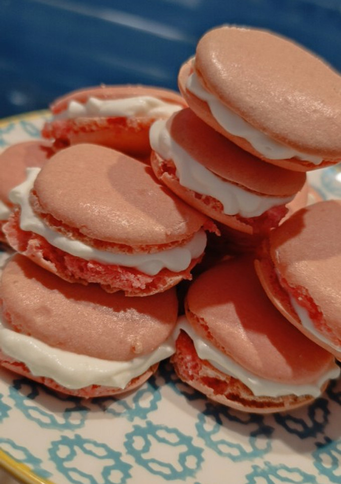 Una foto de Macarons Red Velvet