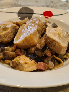 Una foto de Pollo guisado con berenjena, champiñones y taquitos de jamón