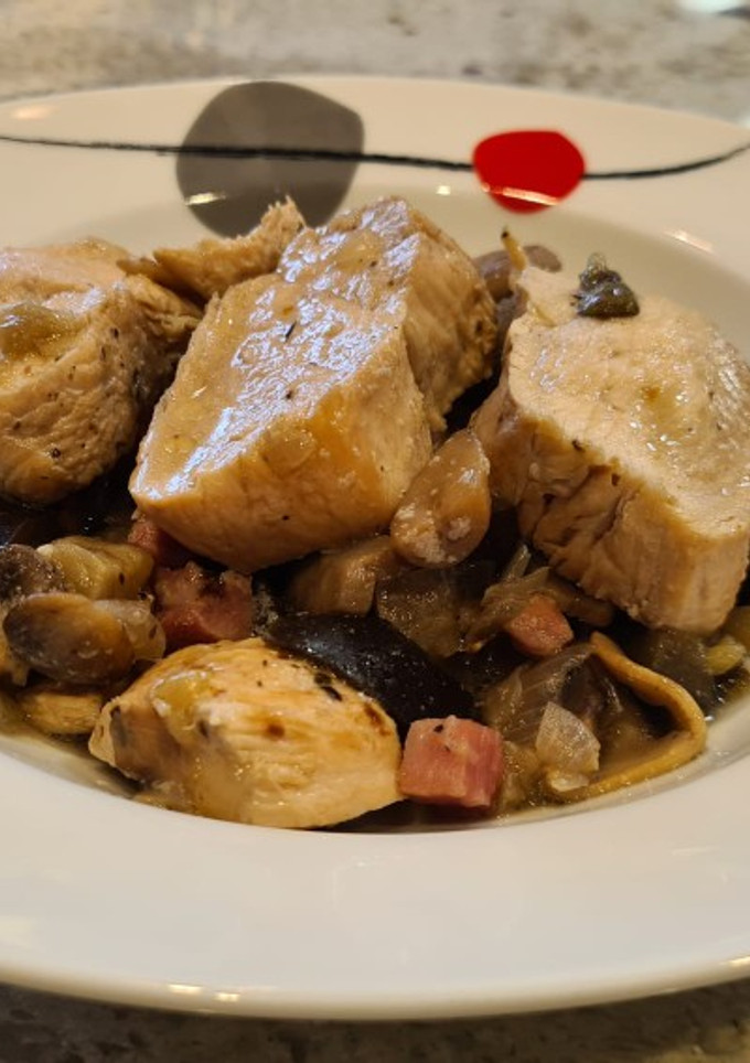 Una foto de Pollo guisado con berenjena, champiñones y taquitos de jamón