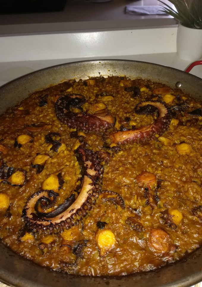 Una foto de Paella de pulpo o Arroz con pulpo