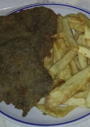 Una foto de Milanesas de carne con fritas😍