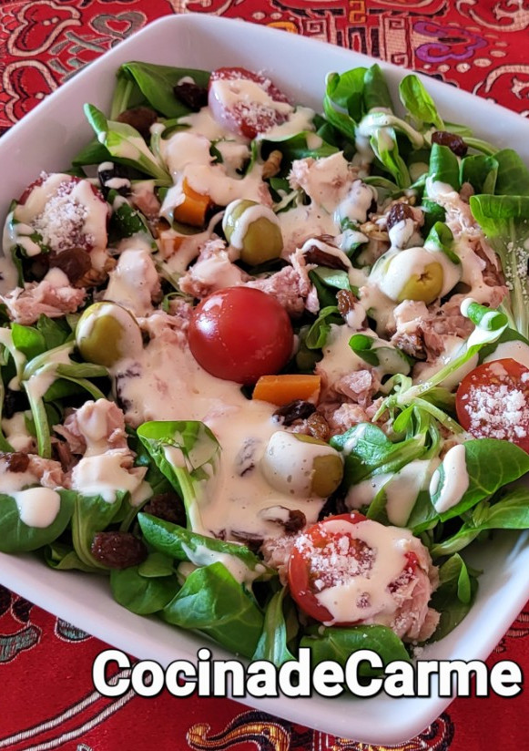 Una foto de Ensalada especial con atún y salsa mahonesa