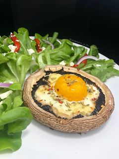 Una foto de Portobello alHorno con huevo