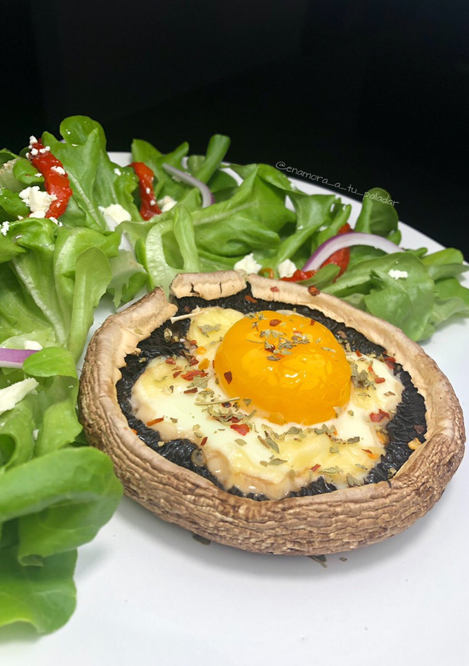 Una foto de Portobello alHorno con huevo